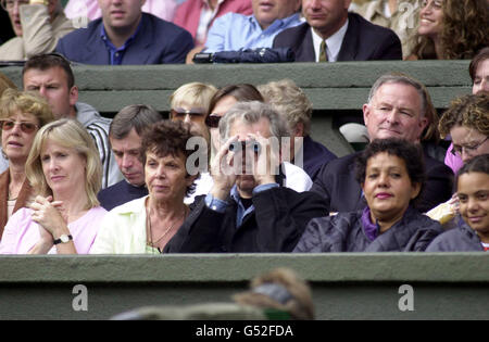 L'acteur Sir Ian McKellen (C) observe l'action alors qu'Andre Agassi joue Todd Martin sur le court du Centre lors des championnats de tennis de pelouse 2000 à Wimbledon à Londres. Banque D'Images