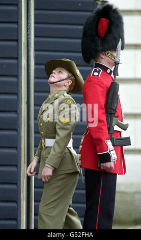 Bernadette Taylor inspecte une boîte de sentry à Buckingham Palace. Quatre femmes de la Garde de la Fédération australienne faisaient partie d'un contingent de 150 soldats australiens qui ont pris la garde de la Reine pour la première fois. * c'est la première fois dans l'histoire de la Division des ménages que les femmes ont pris le devoir de sentinelle. La cérémonie d'aujourd'hui coïncide avec la semaine australienne marquant le centenaire de l'adhésion de l'Australie au Commonwealth. C'est la première fois en 12 ans que des soldats australiens protègent le palais de Buckingham et le palais de St James. Banque D'Images