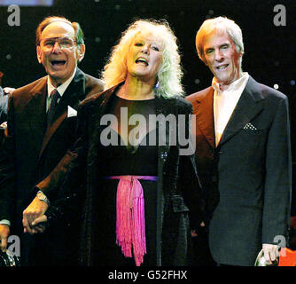 HAL David (L) et Burt Bacharach se joignent aux mains de la chanteuse Petula Clark dans le Gala All-star hommage au duo américain d'écriture de chansons au Royal Albert Hall, Londres. Les recettes de l'événement caritatif seront versées à la thérapie de musique Noroff-Robbins. * ...qui célébrait également son 25e anniversaire. * 11/11/2000 ormer enfant britannique star Petula Clark, qui se joint à une production de tournée de la musique d'Andrew Lloyd Webber, à Pasadena, Californie. En plus de chanter la mémoire, de Cats, je ne sais pas comment l'aimer, de Jésus Christ Superstar, et ne Cry pas pour moi Argentine, d'Evita, Banque D'Images