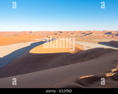 Namibie Sossusvlei, Hardap, dunes de sable, sous la lumière du soleil, ascension de la Dune de Big Daddy au lever du soleil, vue sur Vvei morts (à gauche) Banque D'Images