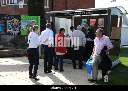 Courses hippiques - Winter Derby Day - Lingfield Park. Les Racegoers font la queue pour leurs cartes de course Banque D'Images