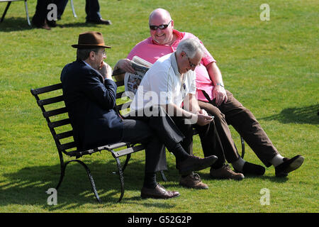 Les Racegoers s'imprégnent de l'atmosphère le jour du Derby d'hiver À l'hippodrome de Lingfield Park Banque D'Images