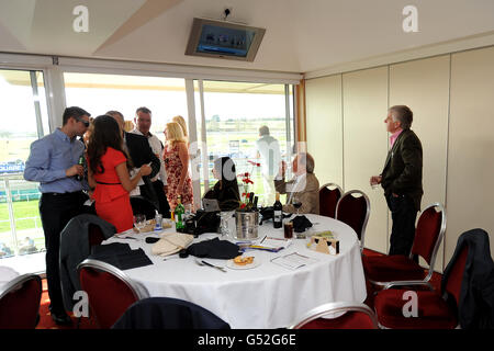 Courses hippiques - Winter Derby Day - Lingfield Park. Les Racegoers apprécient l'hospitalité à Lingfield Park Banque D'Images