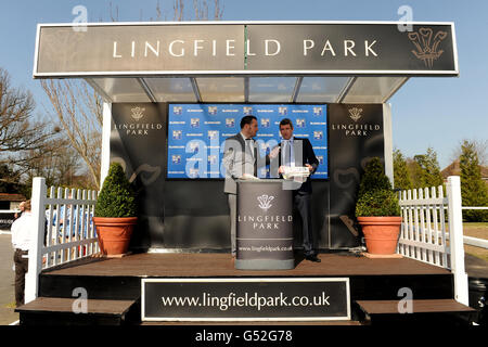 Courses hippiques - Winter Derby Day - Lingfield Park. Les gagnants se sont enclos à Lingfield Park Banque D'Images