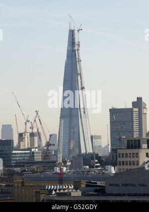 Une vue générale le gratte-ciel "dur" en construction vu de l'hôtel Corinthia à Londres. Banque D'Images