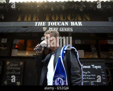 Eddie Jordan bénéficie d'une pinte de Guinness au Toucan Bar de Soho, Londres, après avoir appris qu'il doit être fait officier de l'Empire britannique (OBE) en reconnaissance de ses services à la charité et à la course automobile. Banque D'Images