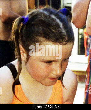 Sarah Payne, 8 ans, fille disparue, a pris deux semaines avant de disparaître de West Sussex le 1/7/00. La police chassant Sarah a déclaré qu'elle avait libéré l'un des hommes arrêtés à la suite de sa disparition. L'homme, dans ses années 30, a reçu la caution de la police. * mais les détectives interrogent encore un autre homme. Alors que la recherche se poursuivait pour la jeune fille qui a disparu de la maison de ses grands-parents à East Preston, dans l'ouest du Sussex, la police a déclaré qu'elle intensifiait ses efforts pour la trouver. Banque D'Images