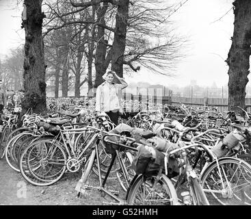 Valerie Daniels, âgée de 19 ans, d'East Dulwich, ayant du mal à trouver son vélo parmi les nombreux garés dans le parc à vélos. Banque D'Images