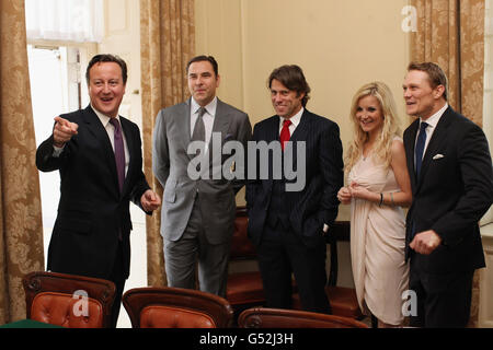 Le Premier ministre David Cameron (à gauche) rencontre l'ancien joueur de rugby à XV de l'Angleterre Josh Lewsey (à droite), la présentatrice télé Helen Skelton (deuxième à droite) et les comédiens John Bishop (au centre) et David Walliams (deuxième à gauche) au 10 Downing Street à Londres. Banque D'Images