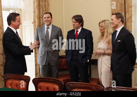 Le Premier ministre David Cameron (à gauche) rencontre l'ancien joueur de rugby à XV de l'Angleterre Josh Lewsey (à droite), la présentatrice télé Helen Skelton (deuxième à droite) et les comédiens John Bishop (au centre) et David Walliams (deuxième à gauche) au 10 Downing Street à Londres. Banque D'Images