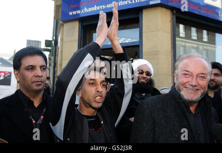 Le député George Galloway (à droite), du parti respect, s'entretient avec les médias à Bradford avant de partir pour une visite en bus à toit ouvert de la ville après sa victoire lors de la dernière nuit Bradford élection partielle Ouest. Banque D'Images