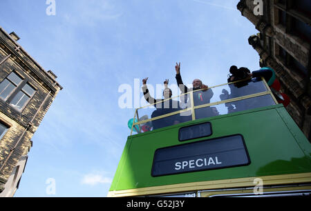 Le député George Galloway (au centre) du parti respect, se fait des vagues vers les partisans lors d'une visite en bus à toit ouvert à Bradford, après sa victoire lors des dernières nuits de l'élection partielle de Bradford West. Banque D'Images