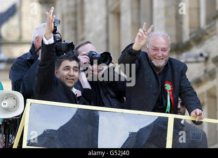 Le député George Galloway, du Parti respect, pose pour les médias avant de partir pour une visite en bus à toit ouvert de la ville après sa victoire lors de la dernière nuit Bradford élection partielle de l'Ouest. Banque D'Images