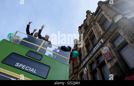 Le député George Galloway (au centre) du parti respect, se fait des vagues vers les partisans lors d'une visite en bus à toit ouvert à Bradford, après sa victoire lors des dernières nuits de l'élection partielle de Bradford West. Banque D'Images