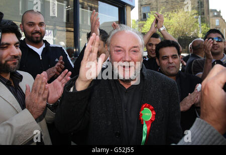 Le député George Galloway (au centre) du parti respect, se fait des vagues vers les partisans avant une visite en bus à toit ouvert à Bradford, après sa victoire lors de la dernière nuit Bradford élection partielle Ouest. Banque D'Images