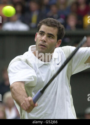 PAS D'UTILISATION COMMERCIALE : Pete Sampras en action contre les autres joueurs américains Jan-Michael Gambill lors des championnats de tennis sur gazon à Wimbledon. Banque D'Images