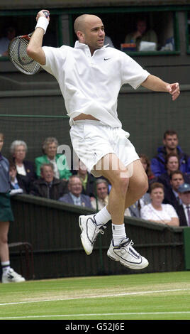 AUCUNE UTILISATION COMMERCIALE : Andre Agassi en action contre Mark Philippoussis d'Australie lors des championnats de tennis de pelouse à Wimbledon. Banque D'Images