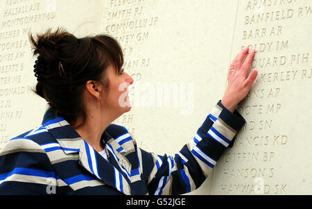 Margaret Allen touche le nom de son défunt mari, le Matelot Iain Boldy, qui a été tué lors de l'attaque contre le HMS Argonaut dans les Malouines le 21 mai 1982, à l'Arboretum du Mémorial national du Staffordshire, à l'occasion du 30e anniversaire de l'invasion des Malouines. Banque D'Images