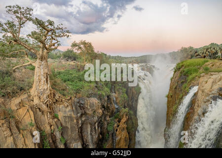 La Namibie, Kunene, Kaokoland, Epupafalls de la rivière Kunene, à la frontière de l'Angola dans Kaokoland Banque D'Images