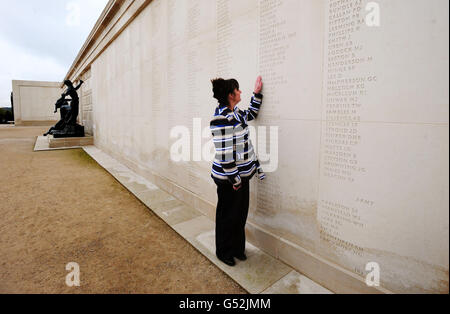 Margaret Allen touche le nom de son défunt mari, le Matelot Iain Boldy, qui a été tué lors de l'attaque contre le HMS Argonaut dans les Malouines le 21 mai 1982, à l'Arboretum du Mémorial national du Staffordshire, à l'occasion du 30e anniversaire de l'invasion des Malouines. Banque D'Images