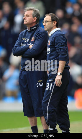 Football - Barclays Premier League - Manchester City / Sunderland - Etihad Stadium.Martin O'Neill, directeur de Sunderland, avec son assistant Steve Walford Banque D'Images