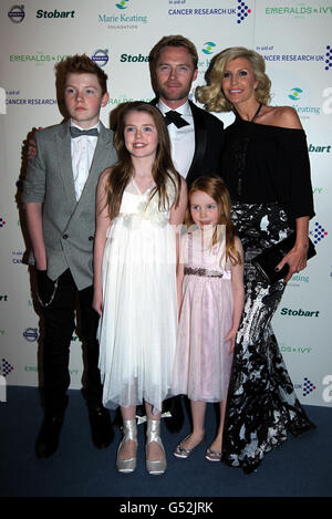 6e Emeralds & Ivy ball - Londres. Ronan Keating et sa famille, son épouse Yvonne, son fils Jack et ses filles Melissa et Ali, à droite, arrivent au ballon Emeralds and Ivy animé par Keating pour cancer Research UK, à Supernova, à Londres. Banque D'Images