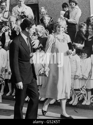 Un regard public heureux avec plaisir sur le prince et la princesse de Galles lors de leur promenade à St. Mary's sur les îles Scilly. Le couple, qui attend leur premier enfant le mois prochain, est en visite privée dans les îles. Banque D'Images