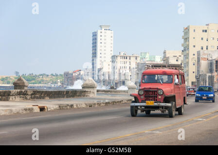 Cuba, La Havane, sur le Malecon avec vintage car Banque D'Images