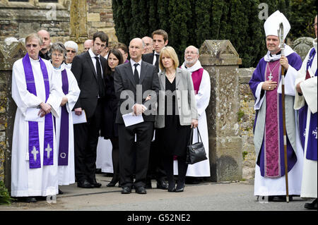 Les membres de la famille du révérend John Suddards, 59 ans, ont trouvé poignardé à mort dans le couloir de sa maison à St Valentine&acirc;&auml, regardez son cercueil quitte St Mary's à Thornbury, Gloucestershire, après ses funérailles, qui a été menée par l'évêque de Gloucester, le Rév. Michael Perham. Banque D'Images