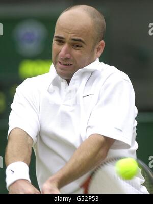 PAS D'UTILISATION COMMERCIALE : Andre Agassi en semi-finale contre Pat Rafter en Australie lors des championnats de tennis de pelouse 2000 à Wimbledon. Banque D'Images