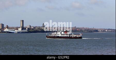 Le Mersey Ferry sur la rivière Mersey à Liverpool pendant que le temps ensoleillé se poursuit à travers le Royaume-Uni. Banque D'Images