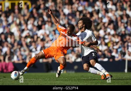 Football - Barclays Premier League - Tottenham Hotspur v Swansea City - White Hart Lane.Wayne Routledge de Swansea City (à gauche) et Benoit Assou-Ekotto de Tottenham Hotspur se battent pour le bal Banque D'Images