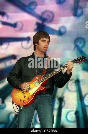 Noel Gallagher, chanteur et compositeur du groupe de rock Oasis, se présentant sur scène lors d'un concert à Lansdowne Road, à Dublin. Banque D'Images