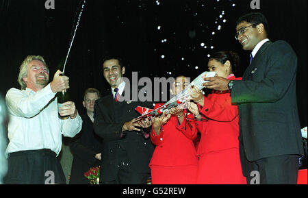 Sir Richard Branson, patron de Virgin Atlantic (à gauche), fait le bouchon sur le champagne pour célébrer l'annonce à New Delhi de Virgin's, deux fois par semaine sur des vols directs vers Londres en compagnie d'Air India.* aider les célébrations le long sont les premiers ressortissants indiens à être formés pour la route Delhi/Londres. Banque D'Images