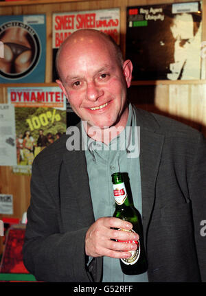 Auteur Nick Hornby Inside Tirréfléchie Records à Islington, après avoir assisté à la première de la Charité britannique de l'adaptation cinématographique de son roman High Fidelity, à l'écran sur le Vert. * 5/12/2000: Hornby est l'un des auteurs qui a offert de vendre aux soumissionnaires le droit d'avoir des personnages dans leurs livres suivants nommés d'après eux dans une vente aux enchères inhabituelle de charité. Parmi les autres auteurs, on compte Louis de Bernieres, Hanif Kureishi, Sebastian Faulks et Jim Crace. L'argent recueilli à la vente aux enchères, qui est parrainé par bol.com, sera destiné à l'organisme de bienfaisance la Fondation médicale pour le soin des victimes de la torture qui Banque D'Images