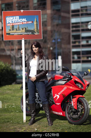 Suzi Perry, présentateur de télévision, au rond-point Elephant and Castle North - le plus grand point d'accès aux accidents de Londres pour les motocyclistes - pour faire campagne avec Bennetts, le spécialiste de l'assurance vélo, pour l'inclusion de questions liées aux motards obligatoires dans le test de conduite actuel. Banque D'Images