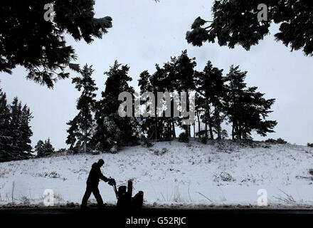 Un gardien de verdure élimine la neige des sentiers du Kings course à Gleneagles après la chute de neige, alors que plus de six pouces de neige sont tombés en l'espace de quatre heures dans certaines parties de l'Écosse pendant la nuit alors qu'un front de temps arctique s'est abattant sur le Royaume-Uni. Banque D'Images
