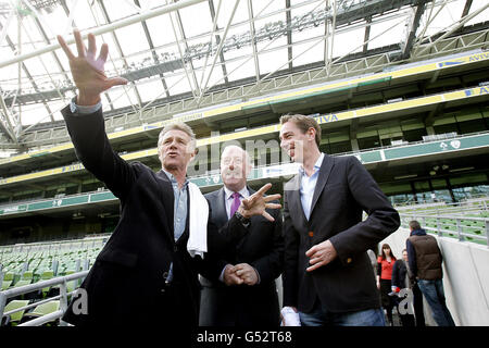 Le commissaire de Garde Martin Callinan (au centre) se joint à la légende sportive irlandaise Eamon Coughlan (à gauche) et à la radiotélévision RTE Ryan Tubridy, dans le stade Aviva, à Dublin, au photocall, pour lancer l'initiative « Great Garda Run 2012 » en faveur de l'hôpital pour enfants de notre Dame, Crumlin. Banque D'Images