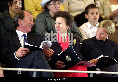 La princesse royale (au centre) avec sa fille Zara (R) et l'ancien mari le capitaine Mark Phillips (L) à leur fils Peter's graduation lors d'une cérémonie dans le Grand Hall de l'Université Exeter.* Gordonstoun, 22 ans, a fait ses études à Peter, a passé son baccalauréat en sciences de trois ans en sciences de l'exercice et des sports à l'école d'éducation de l'université. Banque D'Images