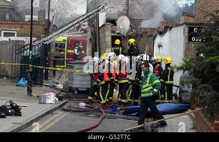 Les services d'urgence sur les lieux où cinq pompiers, une unité de secours et environ 30 pompiers ont été appelés pour faire état d'un incendie et d'une explosion dans ce qui est censé être un atelier sur Denmark Hill, près de Coldport Lane à Camberwell, Londres. Banque D'Images