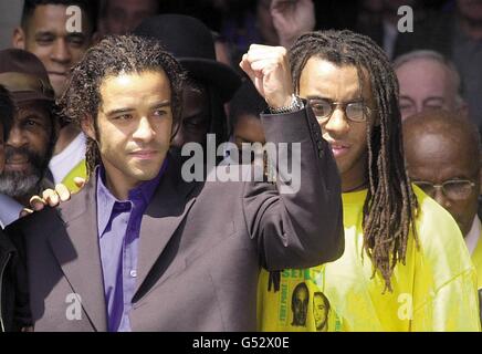 Deux membres de la M25 Three, Raphael Rowe (L) et Michael Davis parlent aux médias après leur libération, à la haute Cour de Londres. La paire, avec Randolph Johnson, a été reconnue coupable d'un meurtre et d'une série de voleurs une nuit en décembre 1988. * ... Davis, Johnson et Rowe, qui ont passé une décennie en prison, étaient présents en cour lorsque leurs condamnations ont été renversés par trois juges. Banque D'Images