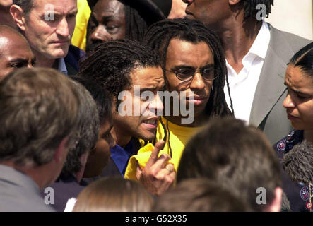 Deux membres du M25 Three, Raphael Rowe (L) et Michael Davis après leur libération, à la High court de Londres. La paire, ainsi que Randolph Johnson, ont été condamnés pour un meurtre et une série de vols autour de l'autoroute en décembre 1988. * Davis, Johnson et Rowe, qui ont passé une décennie en prison, étaient présents en cour quand leurs condamnations ont été renversés par trois juges. Banque D'Images