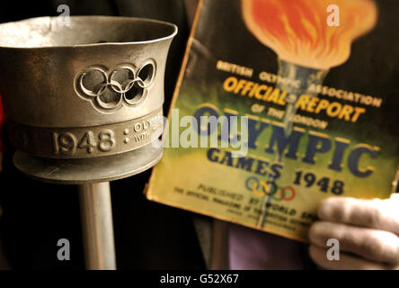 La torche et le programme olympiques de Londres 1948, sous le marteau pour une valeur combinée de 3,000 livres, lors de la vente aux Jeux Olympiques le 25 juillet, à Bonhams, les enchères dans le centre de Londres. Banque D'Images