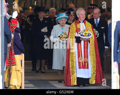 La reine Elizabeth II et le duc d'Édimbourg, suivis de la princesse Beatrice, quittent York Minster après le service Royal Maundy. Banque D'Images