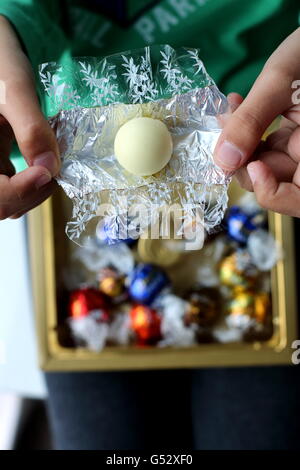 Close up of unwrapped Lindor Lindt Chocolat blanc Banque D'Images