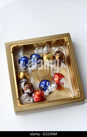 Close up d'un assortiment de chocolats Lindt Lindor en case de couleur or Banque D'Images