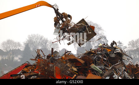 Dépôt de ferraille.Une grue dépose la ferraille sur une grande pile dans un dépôt de recyclage européen des métaux (EMR) à Southampton. Banque D'Images