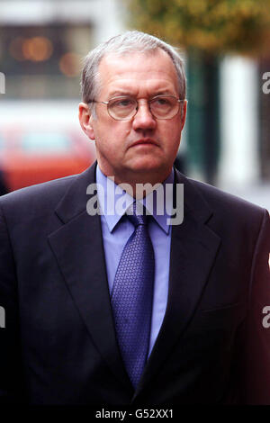 David Duckinfield, policier à la retraite, arrive au tribunal de la Couronne de Leeds où le jury devrait se rendre au procès de deux policiers à la retraite de la police du Yorkshire du Sud. Banque D'Images