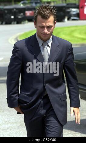 Jody Morris, star du football de Chelsea, arrive au tribunal des magistrats du Surrey-Sud-est à Redhill pour entendre la condamnation d'une accusation d'agression contre lui.* 8/1/02: Morris a été arrêté, au poste de police de Belgravis à Londres, dans le cadre d'un présumé assaut de boîte de nuit.Le coéquipier John Terry et le défenseur de Wimbledon Desmond Byrne ont été accusés d'affray et de voies de fait suite à un incident au Wellington Club dans le centre de Londres. Banque D'Images