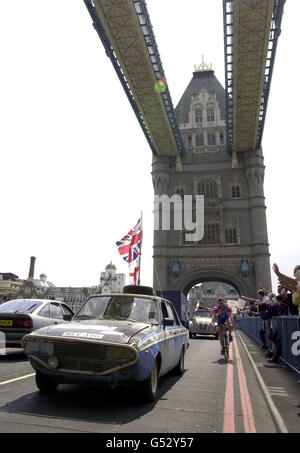 Mari et femme Freddie et Jan Giles de Wiltshire, dans leur 1967 Hillman Hunter, traverser le pont de la Tour pour gagner la section classique du rallye "autour du monde en 80 jours" qui a commencé le 1/5/00 et est retourné à Londres après 21,000 miles. * plus de 80 jours pour devenir le plus long rallye moteur jamais organisé. Freddie et la voiture de Jan ne coûtent que 2,000, et était le coureur le moins cher dans l'événement. Banque D'Images